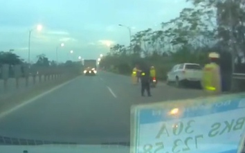 Video: Né CSGT, xe máy đâm văng cảnh sát cơ động