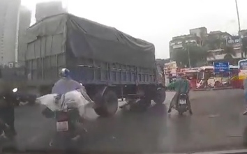 Video: Cố vượt xe tải đang rẽ, xe máy bị cuốn thẳng vào gầm