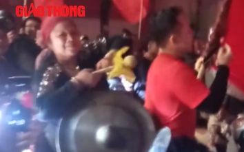 Video: Cụ bà gõ cồng chiêng giữa phố Hà Nội mừng U23 Việt Nam