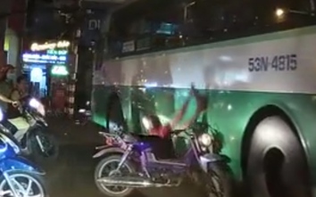 Video: "Quái xế" rồ ga, nẹt pô lao thẳng vào gầm xe khách