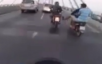 Video: Thanh niên không MBH vô cớ tung chân đạp người đi xe máy