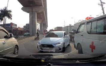 Video: Ô tô ngang ngược đối đầu các phương tiện để thoát ùn tắc