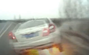 Video: Ô tô va vào rào chắn tóe lửa sau cú vượt ẩu