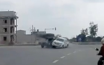 Video: Tài xế xe bán tải văng khỏi cabin sau cú đâm kinh hoàng