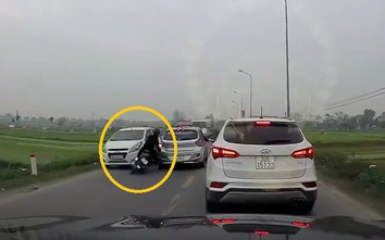Video: Bị hai ô tô "kẹp chả", chủ xe máy bất tỉnh tại chỗ