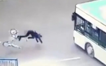 Video: Bóp phanh gấp, người phụ nữ lao thẳng đầu vào bánh xe buýt