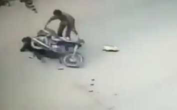 Video: Chồng phóng như "tên lửa" khiến vợ bị xe máy đè lên người