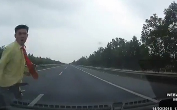 Video: Bất ngờ chạy qua cao tốc, người đàn ông bị đâm kinh hoàng