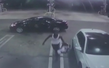 Video: "Cuỗm" ô tô xong, trộm cẩn thận trả lại bé sơ sinh