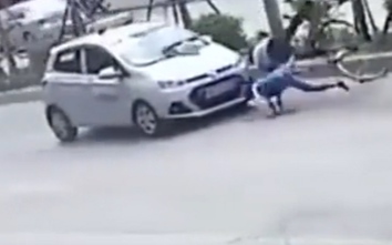 Video: Ông đèo cháu sang đường không nhìn... bị ô tô đâm văng