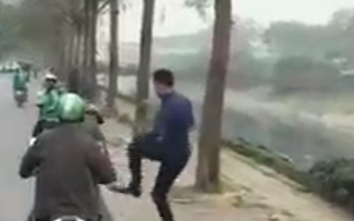 Video: Ô tô đâm xe máy, hai tài xế "choảng" nhau như phim