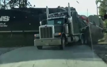 Video: Tàu hỏa đâm gãy đôi xe tải, tài xế phi thân như phim
