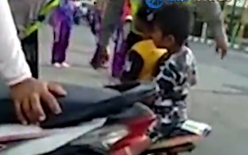 Video: Bé 5 tuổi phóng motor ra đường và cái kết khi gặp CSGT