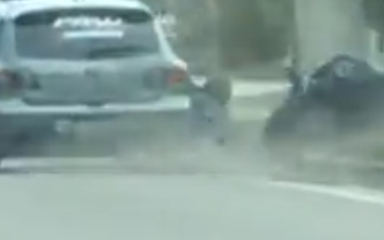 Video: Đấm thùm thụp vào ô tô, motor bị tài xế "ủi" ngã văng