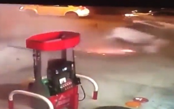 Video: Lao như điên vào trạm xăng, ôtô nát vụn, tài xế tử vong