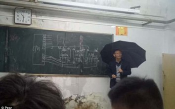 Thầy giáo vừa cầm ô vừa giảng bài gây "sốt" dân mạng