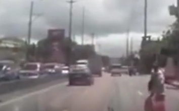 Video: Sang đường bị tông ngã, rút súng bắn gục người lái xe máy