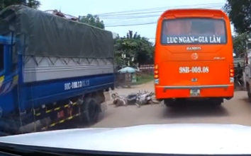 Video: Hai "ma men" không MBH "hôn" đuôi xe tải ngã gục tại chỗ