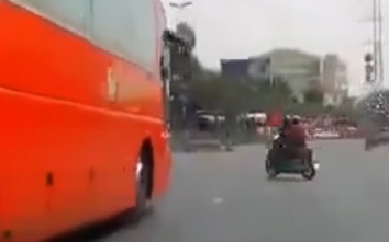 Video: Sang đường không nhìn, hai cô gái bị xe khách đâm kinh hoàng