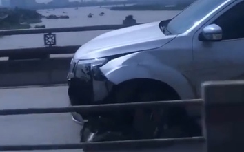 Video: Bán tải thủng lốp vẫn phóng như bay trên cầu ở Hà Nội