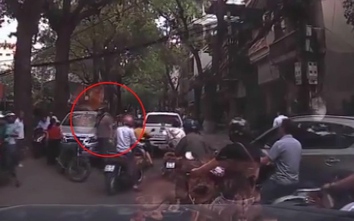 Video: Vào đường cấm, ôtô bị ông Tây đấm vỡ kính giữa Hà Nội