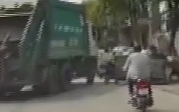 Video: Pha tạt đầu xe tải chở rác suýt "đoàn tụ với... tổ tiên"