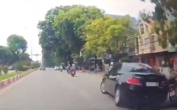 Ô tô "drift" giữa phố Thái Nguyên húc văng xe máy rồi bỏ chạy