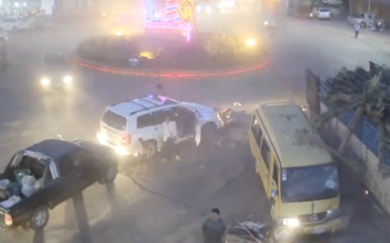Video: Xe tải hỏng phanh khiến cả nút giao thành đống hoang tàn