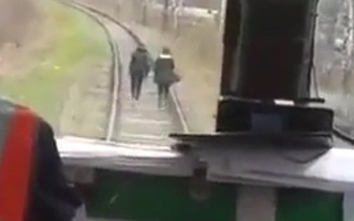 Video: Hai cô gái ung dung đi trên đường ray khi tàu lao tới