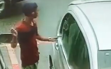 Video trộm dùng bugi xe máy "cuỗm" đồ trên ô tô gây xôn xao