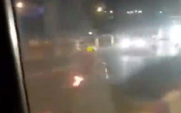 Video:Thanh niên phóng xe máy ngược chiều, nhào vào ôtô trên cầu Thanh Trì