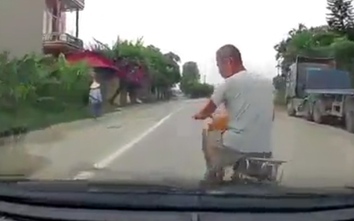 Video: Cụ ông đạp xe sang đường khiến tài xế ôtô phanh... "cháy lốp"