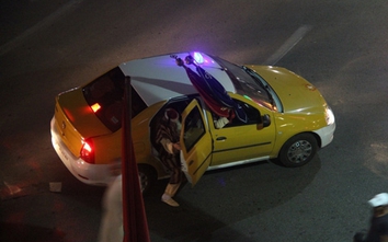 Hai thiếu niên khống chế, đánh đập tài xế taxi để "bùng" tiền cước