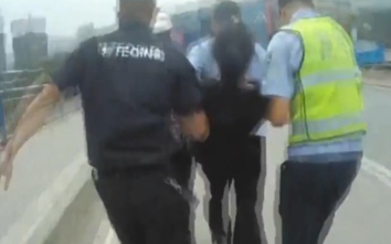 Video: Gần 10 cảnh sát giải cứu cô gái giãy giụa đòi... tự tử