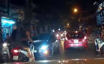 Video: Ôtô vào đường cấm, bật đèn pha chói bị ông Tây chặn đầu