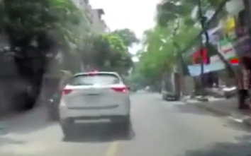 Video: Ô tô "rang lạc" giữa phố Hà Nội lao vào đầu xe khác