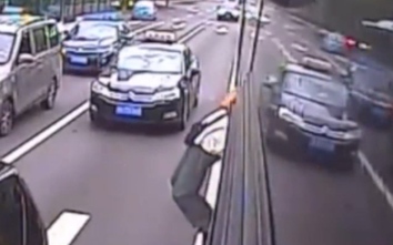 Video: Cụ ông phi thân qua cửa sổ xe buýt giữa phố đông đúc