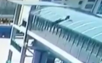 Video: Người đàn ông rơi từ cầu vượt đi bộ trúng nóc ô tô