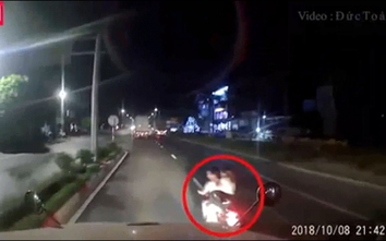 Video: Hai "hotgirl" bẻ lái, tạt đầu xe container khiến tài xế hãi hùng