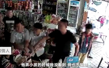 Video: Đuổi bé trai tiểu bậy, chủ tiệm tạp hóa bị đánh bầm dập