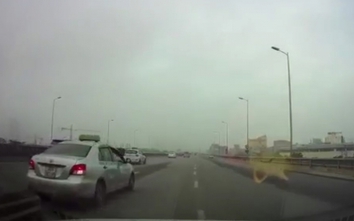 Video: Pha lùi ô tô trên đường vành đai 3 gây kinh hãi
