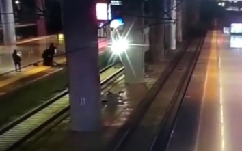 Video: Chàng trai cứu bạn gái thoát chết trước mũi tàu hỏa như phim