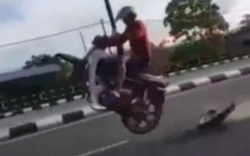 Video: Thanh niên bốc đầu xe máy rơi bánh, ngã đập mặt xuống đường