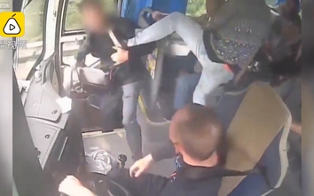 Video: Bỗng dưng giằng vô lăng xe buýt, hành khách bị đạp vào mặt