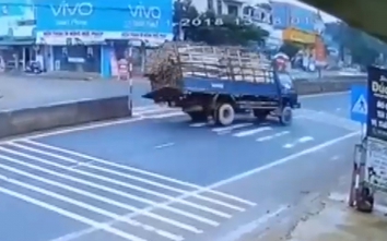 Video: Cụ ông đạp xe sang đường khiến xe tải chở gỗ lật nhào