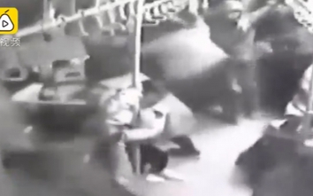 Video:Tài xế đánh nhau với khách nữ, xe buýt chở 40 người gặp nạn