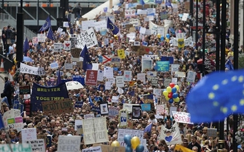 Hàng chục nghìn người dân Anh tuần hành phản đối Brexit