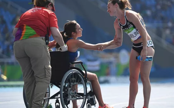 Olympic Rio: Kỳ diệu hai VĐV dìu nhau cùng đạt huy chương