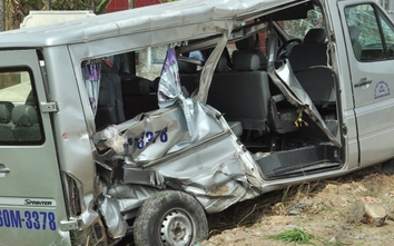 Ô tô va chạm tàu hỏa ở Đồng Nai, 2 người chết
