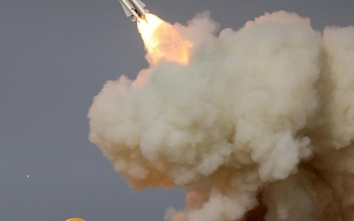 Bị Mỹ trừng phạt, Iran tiếp tục thử tên lửa "trêu ngươi"